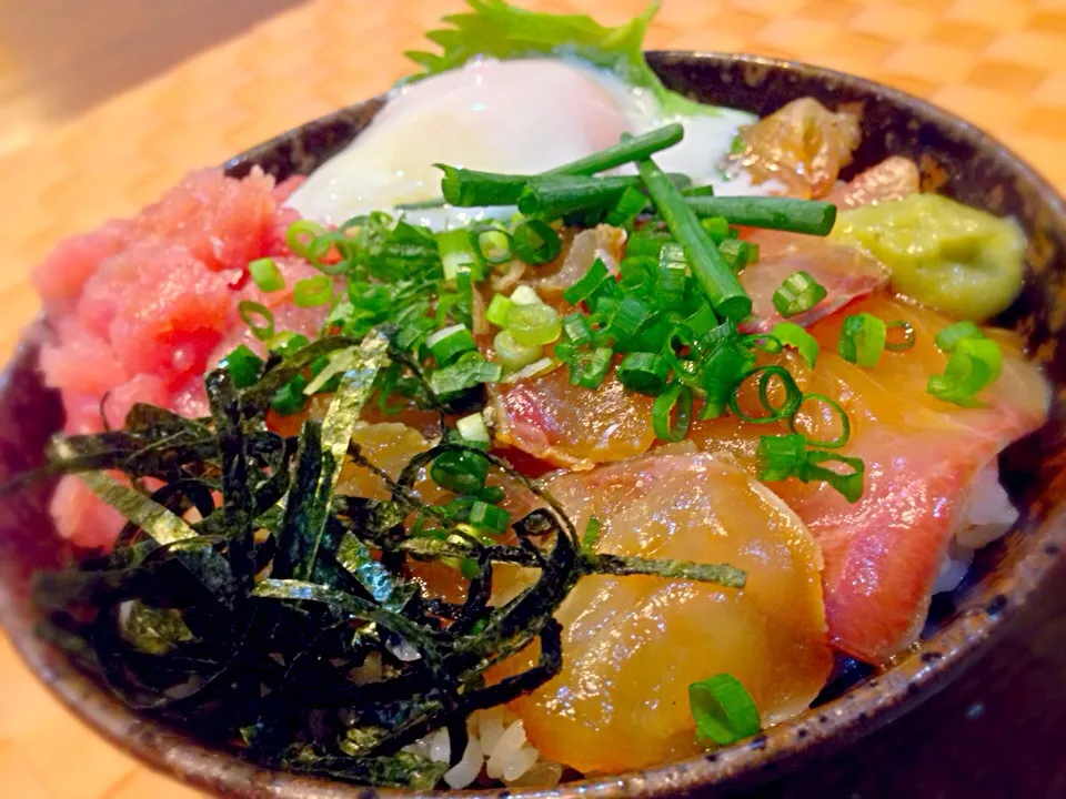 Snapdishの料理写真:白身魚の漬け丼🐟マグロすき身温玉トッピング|おかっぴーさん