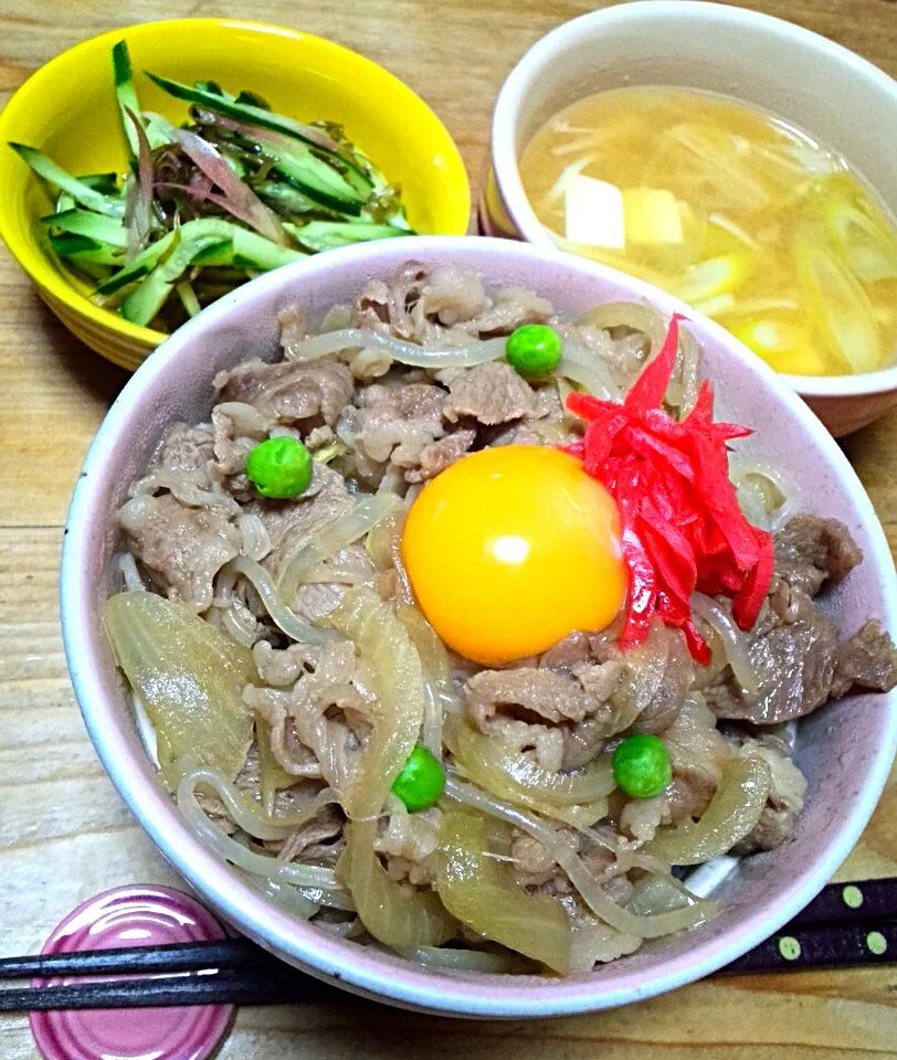 Snapdishの料理写真:今日の夕飯　牛丼　きゅうりとみょうがの甘酢和え　味噌汁|しょうこさん