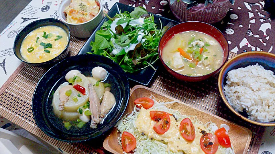 鳥手羽と大根の煮物、豆腐卵あんかけ、えのきとベーコンのチーズ焼き、味噌汁、サラダ、麦ご飯|杉村愛さん