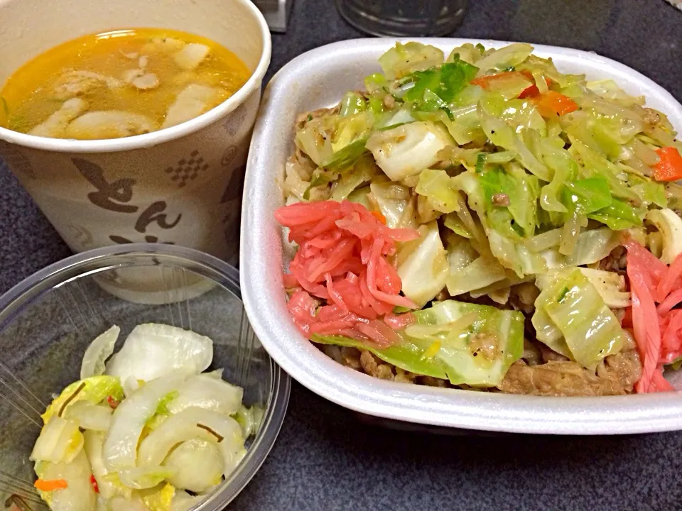 #夕飯 すき家の新製品だって！塩だれ野菜牛丼弁当。とん汁とおしんこもあるよ。 塩だれ野菜と牛丼は味が合う。|ms903さん