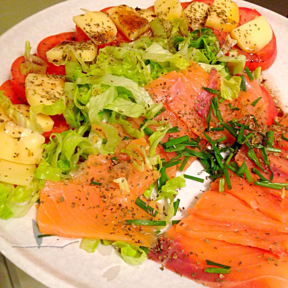 Smoked salmon salad with mozarella, tomato, lettuce and basil|小環さん