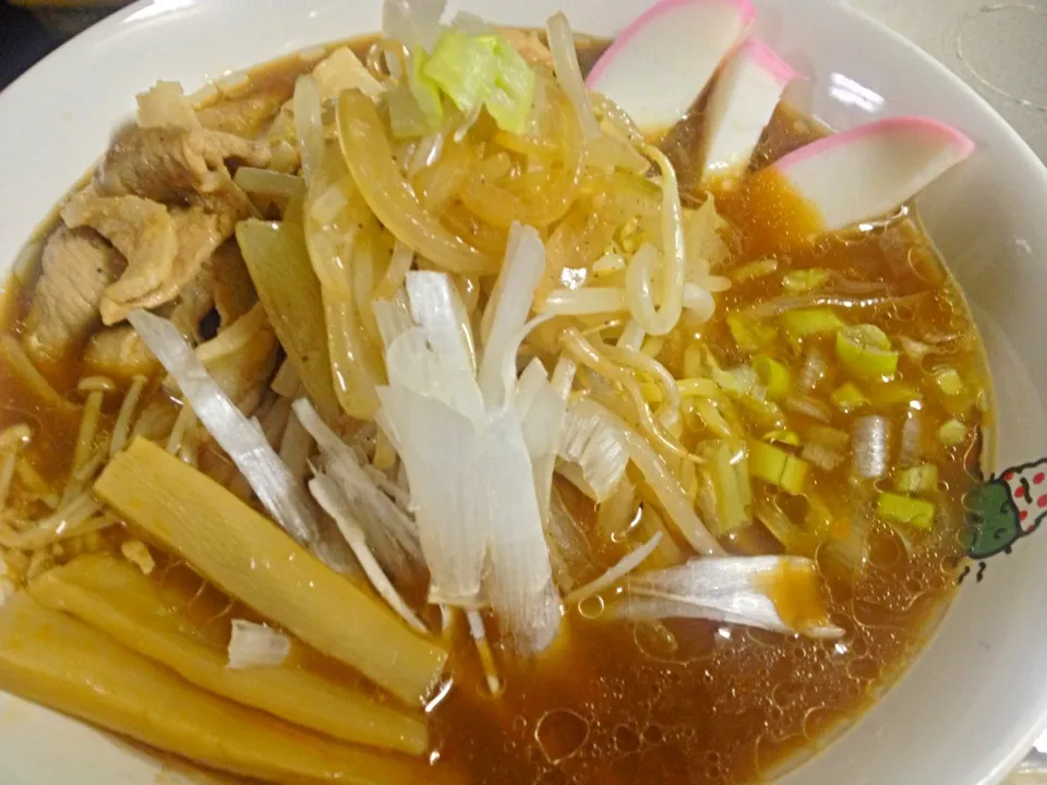 Snapdishの料理写真:醤油ラーメン。豚肉を煮込んで焼豚の代わりに。|shenhuaさん