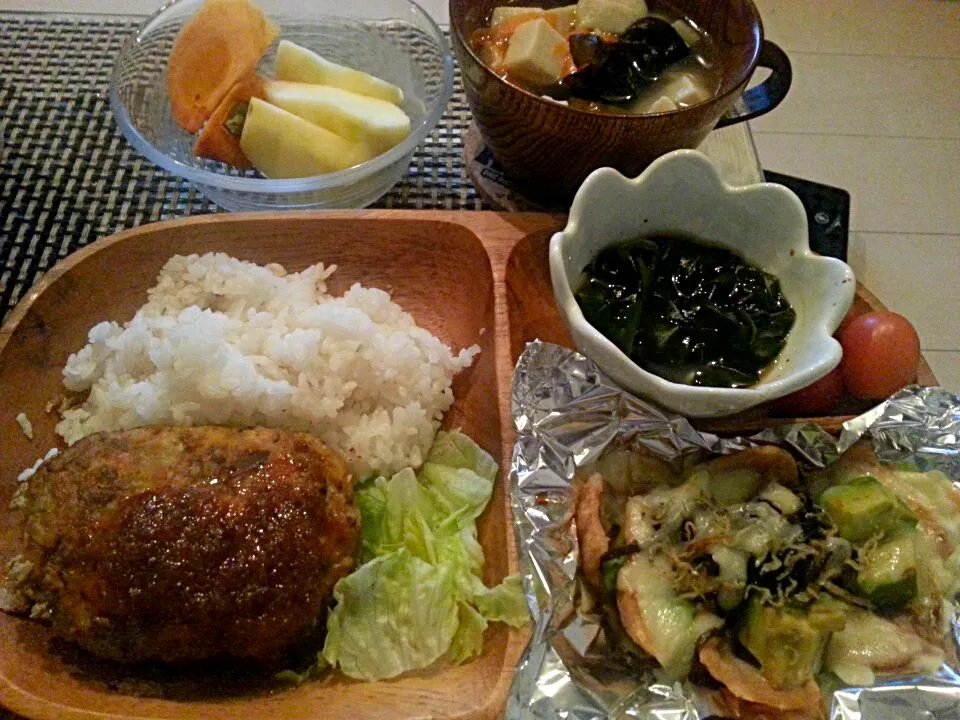 今夜は 残った挽き肉と残り野菜で おろしハンバーグ☆彡 
(玉ねぎ、すりおろした人参、しいたけ、お麩、卵) 
わかめの3杯酢、大豆でできた畑の肉を使ったアボカドとこんぶのチーズ焼き、人参ときくらげと高野豆腐のスープ|真由美さん