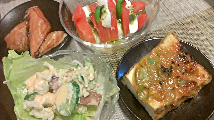 Snapdishの料理写真:カプレーゼ&ポテトサラダ&鮭の照り焼き&厚揚げの味噌焼き|まぐろさん