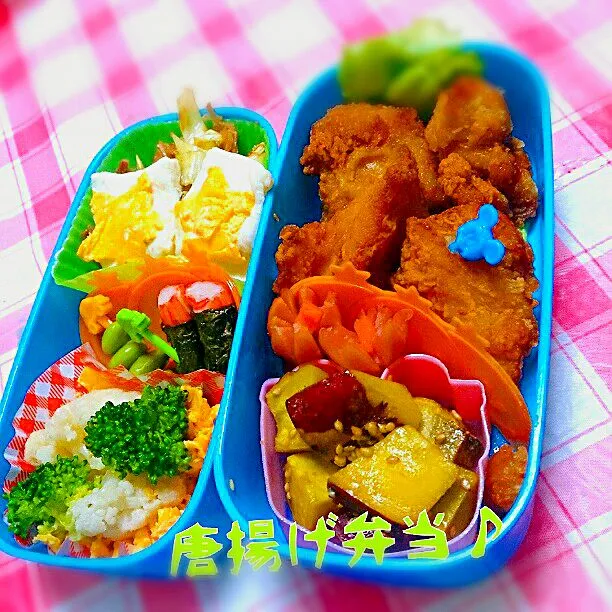 唐揚げ弁当。揚げない大学いも・カニカマ海苔巻き・キャベ豚炒め・★の卵焼き・ウインナー・カニカマ海苔巻き・ブロッコリーなど～娘の彼氏は４時過ぎに出勤なんでいつも作るのが夜中。これにご飯一段とおにぎり２個持っていきます。|Reikoさん