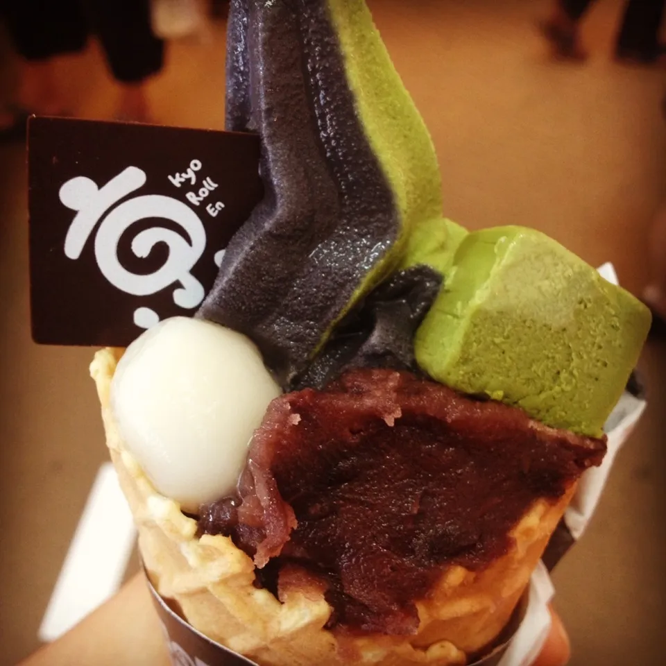 Snapdishの料理写真:Green tea & Charcoal soft cream 🍦|Prae~*さん