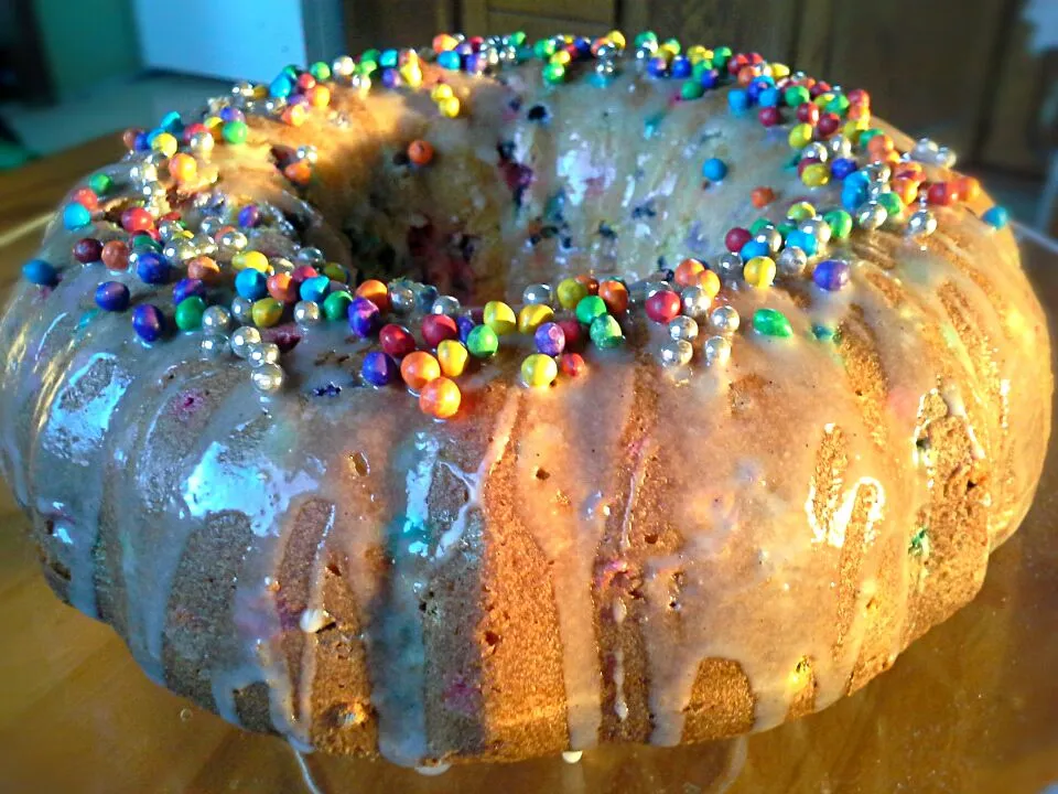 Vanilla bean bundt cake with chocolate chip rainbow sprinkles.|Fe's kitchenさん