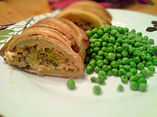 Trout en croute with peas.  Filled with sundried tomato cream cheese,  scallions and mushrooms.|Fe's kitchenさん