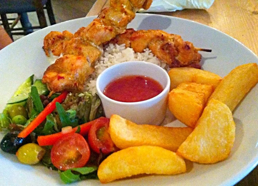 Sweet chilli chicken kebab with chunky chips, rice and salad|Nicole Avisさん