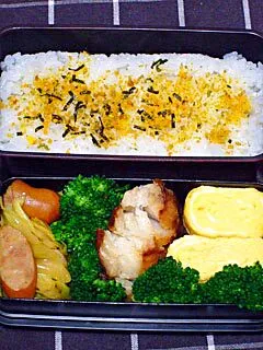 お弁当（のりたまご飯、焼き魚（むつ）、キャベツとウインナーのカレー炒め、卵焼き、ブロッコリー）|すーさん