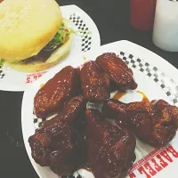 Snapdishの料理写真:buffalo chicken wings + roast beef sandwich.|latigy marpashaさん