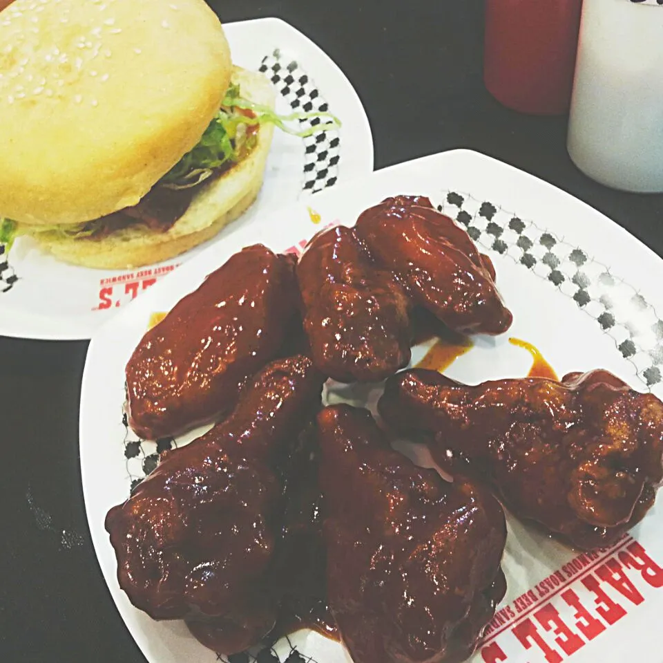 buffalo chicken wings + roast beef sandwich.|latigy marpashaさん