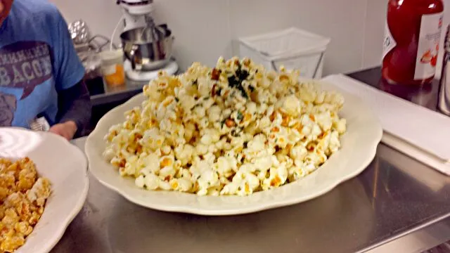 Snapdishの料理写真:white truffle and garlic popcorn|Jacki Carterさん