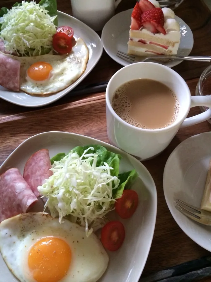 イチゴのショートケーキ、目玉焼き・ハム＆サラダ、イチゴ＆ヨーグルト、カフェオレ|charさん