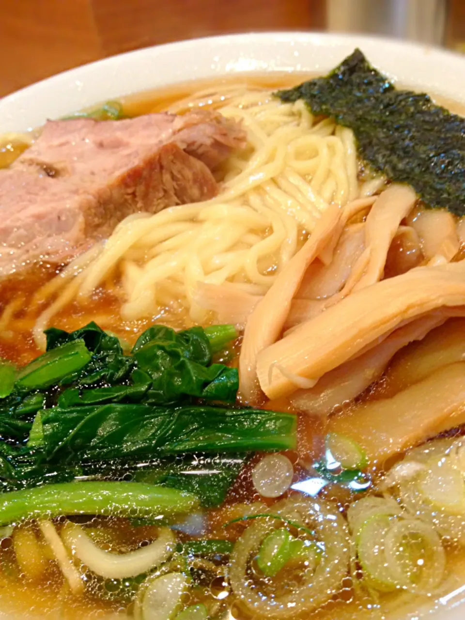 行列必至のラーメン。もちもちした麺とさっぱり鶏ガラスープの相性が抜群。分厚いチャーシューも魅力です。|Tomyさん