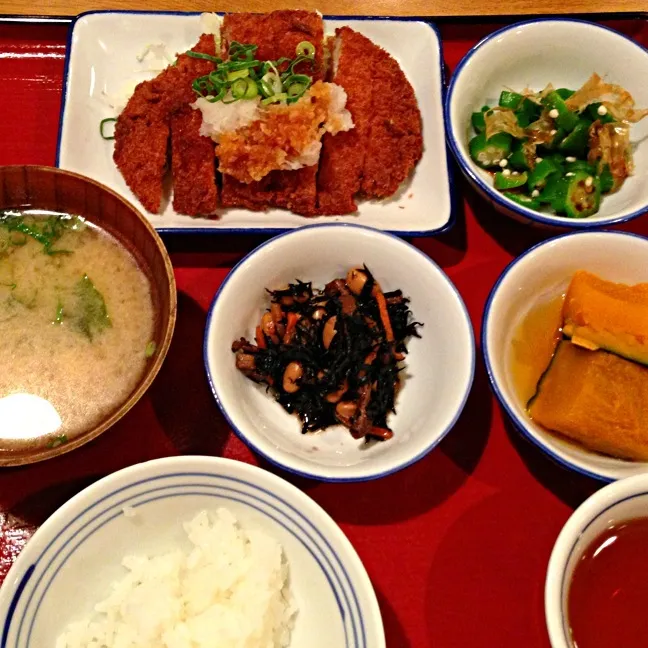 お昼ごはん。とんかつと小鉢いろいろ…|大石さん