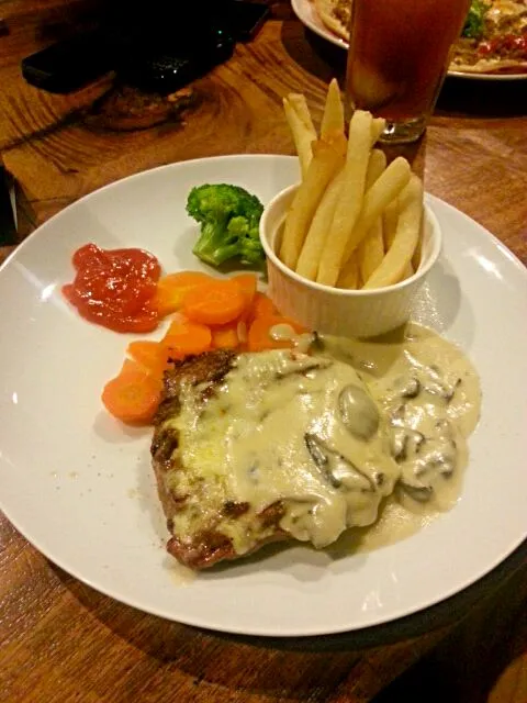 superyum wagyu steak with mushroom sauce|vitantriさん