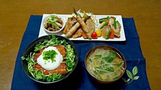 うなとろ丼／野菜の肉巻き/荷物/アサリの佃煮/大根汁|Nakaba Kobayashiさん