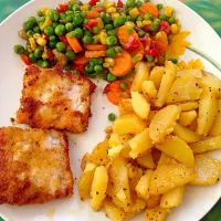 Snapdishの料理写真:Fish filets with potatoes and vegetable|Ivana Toy Hanackovaさん