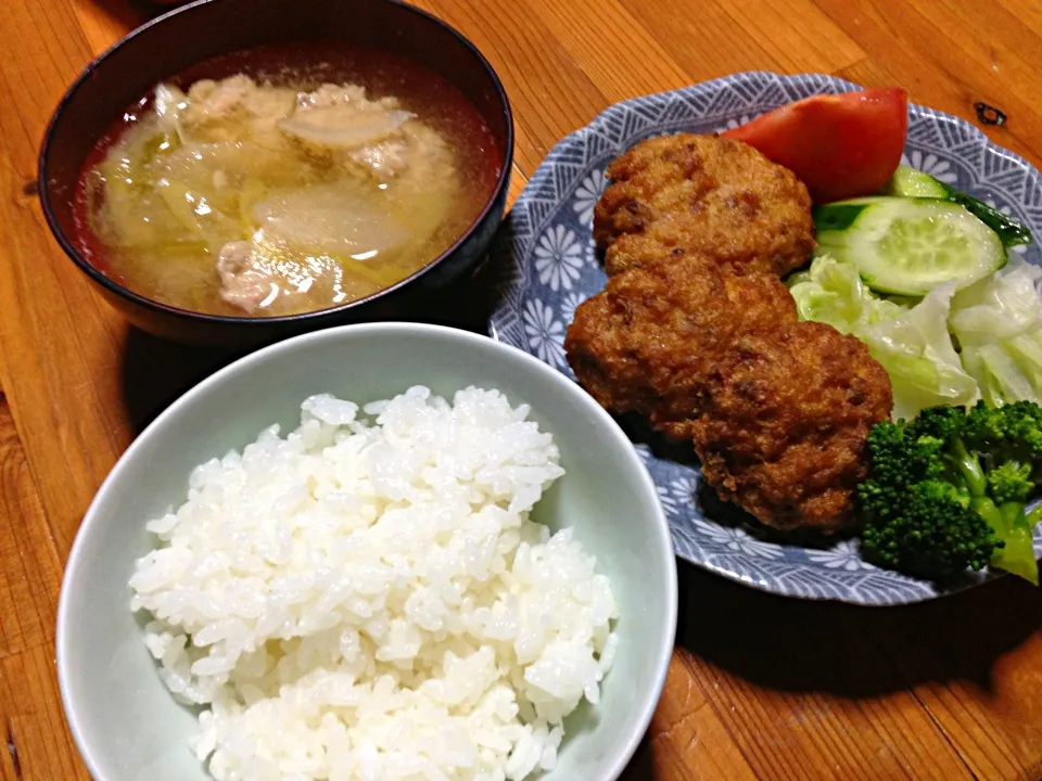 Snapdishの料理写真:鮭団子の唐揚げ&味噌汁|tairaさん