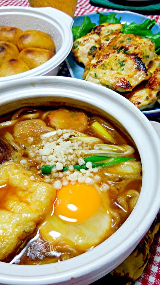 味噌煮込みうどん(卵･油揚げ･花麩･椎茸･白ねぎ･天かす)、ピカタ(鶏胸肉･卵･パセリ･粉チーズ)、王鼎記黄金餃子|まあるさん