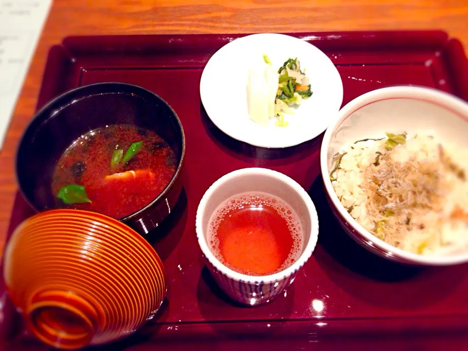 高菜しらすご飯、アオサのノリ赤だし。|えすとさん