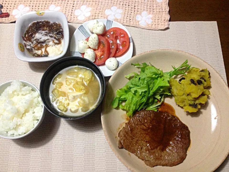 牛もも肉ステーキ、カボチャサラダ、トマトとミニモッツァレラ、もずくと山芋酢の物、白菜と卵の味噌汁|ユムユムさん