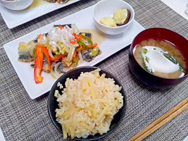 今日の夕食 たけのこご飯、さんまの南蛮漬け、しいたけのチーズ焼き、おくらの味噌汁|pinknari🐰🌈さん