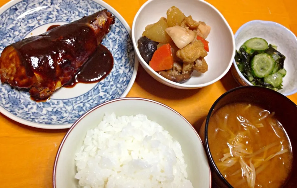 さばの味噌煮、鶏の煮物、キュウリとわかめの酢の物、お味噌汁❤|まりえさん