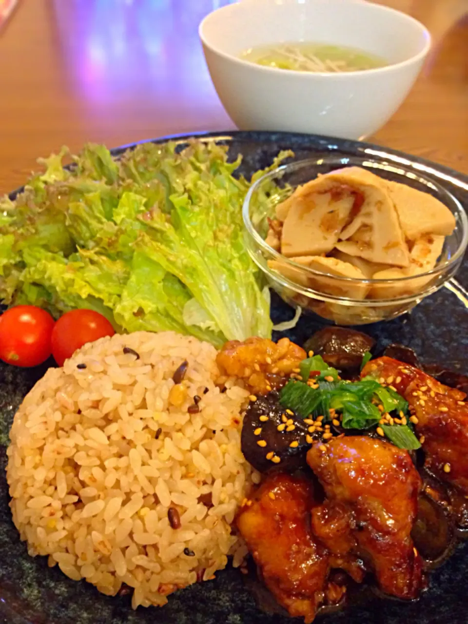 ⭐️鶏肉と茄子のピリ辛炒め ⭐️雑穀米 ⭐️たけのこの土佐煮 ⭐️野菜サラダ レモンドレッシング ⭐️エノキと長ネギのジンジャースープ|よっちぃさん