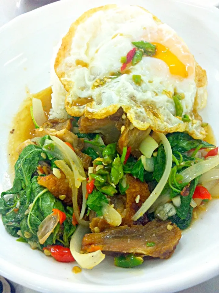 Crispy pork with basil, chili, rice and fried egg|Jorge Bernal Márquezさん