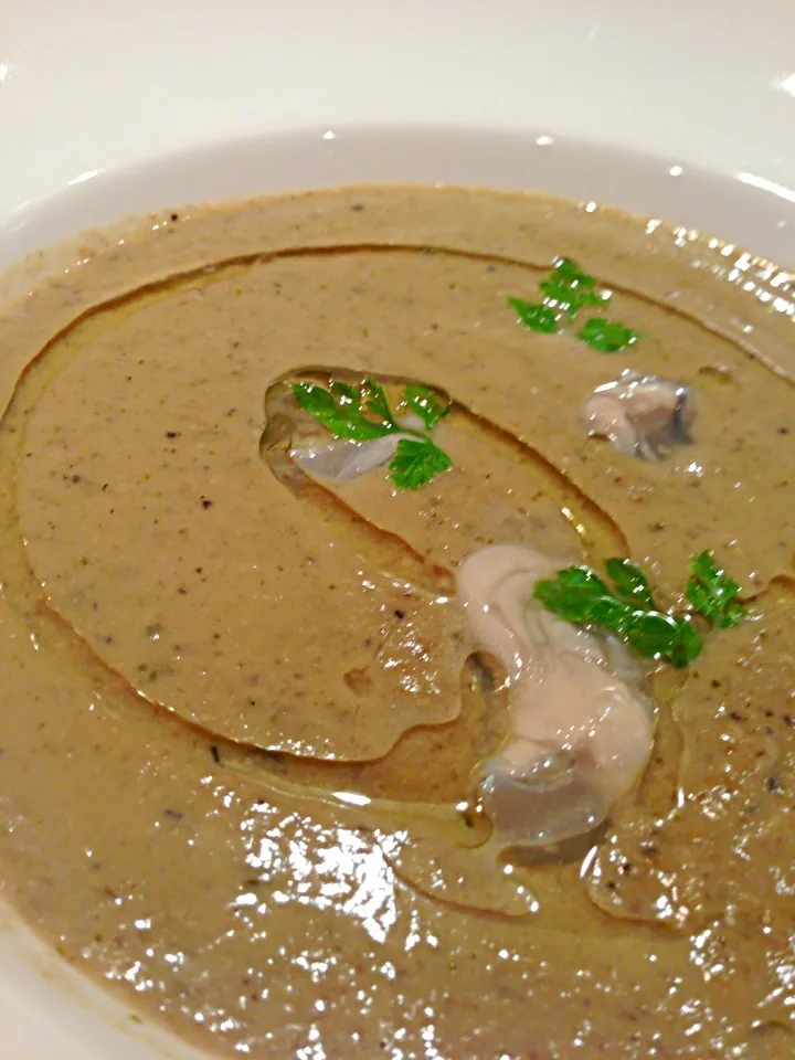 Snapdishの料理写真:Mushroom Oyster Soup|hweeyhさん