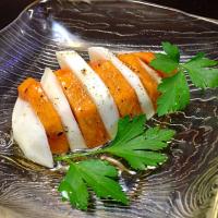 さかぽんさんの「簡単4分！柿と蕪のシンプルサラダ」