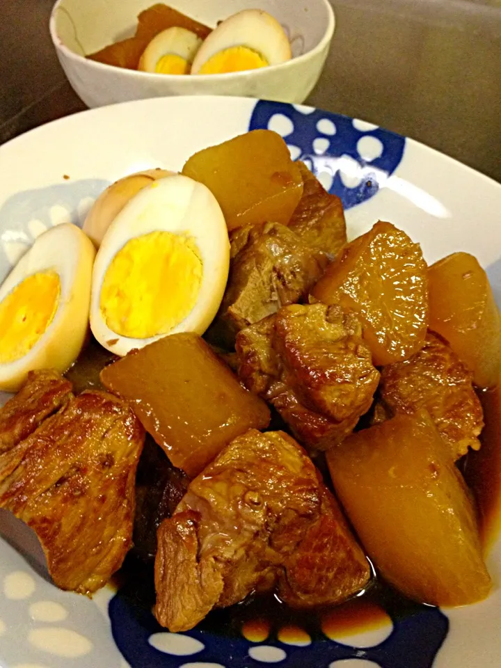 豚肩ロースの煮物です。ほろっと崩れるお肉♪とタレを含んだ大根＆卵を一緒に☆|ゆんゆんゅんさん