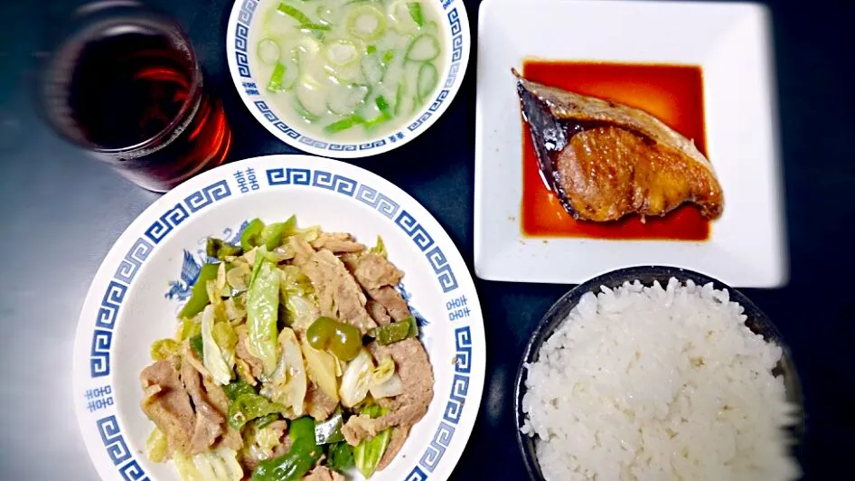 ぶりの照り焼き

豚肉とキャベツとピーマンの野菜炒め

パイタン スープ|CaesaRさん