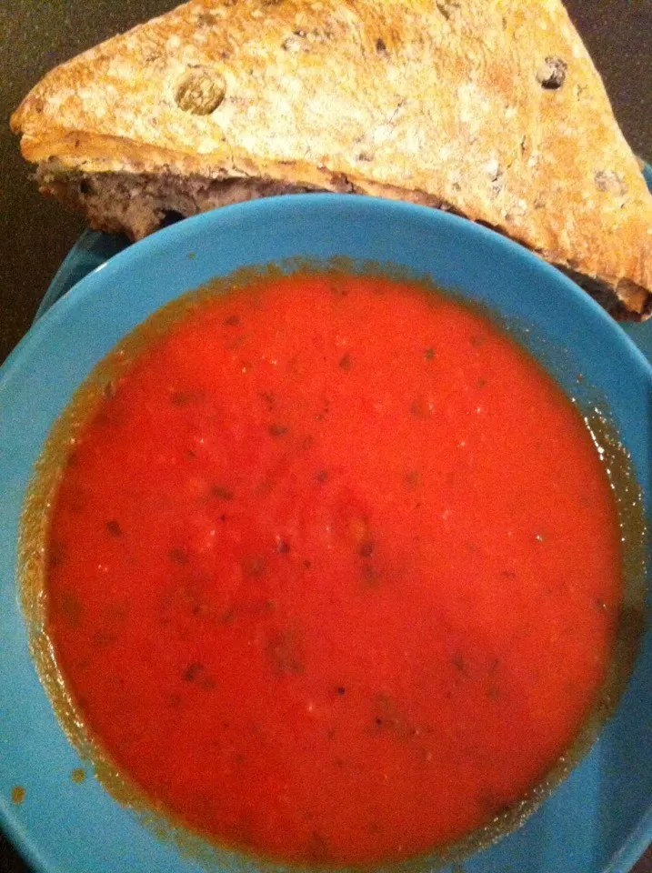 Tomato & basil soup w/ olive bread|Nick Hiderさん