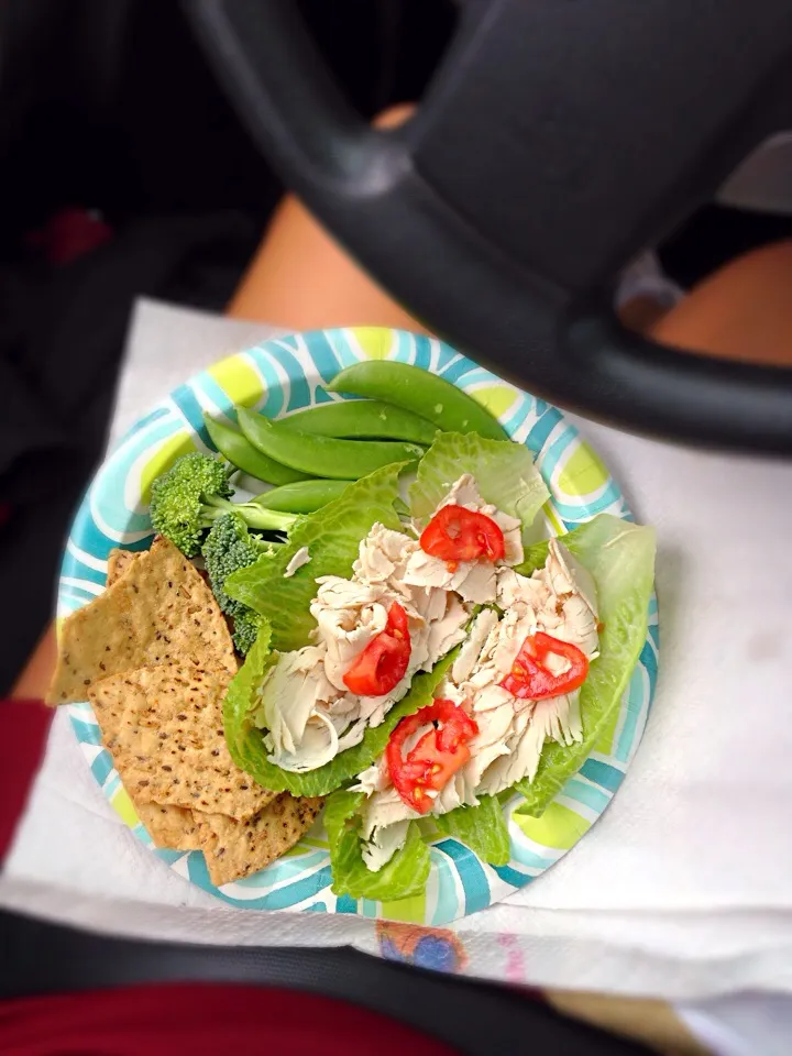 on the go lunch of flax chia chips, snap peas, broccoli, and lettuce wraps 😋|ljさん