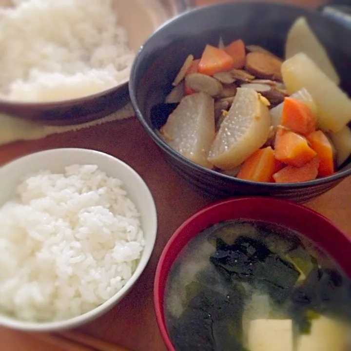 鶏肉と大根と野菜の煮物＆豆腐とワカメとしめじの味噌汁|ともえさん