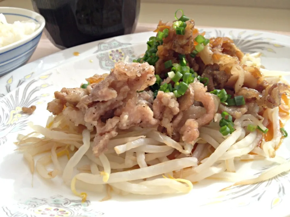 今日の社食は豚焼肉とモヤシのネギソース。420円。|ルーア・ブランカさん