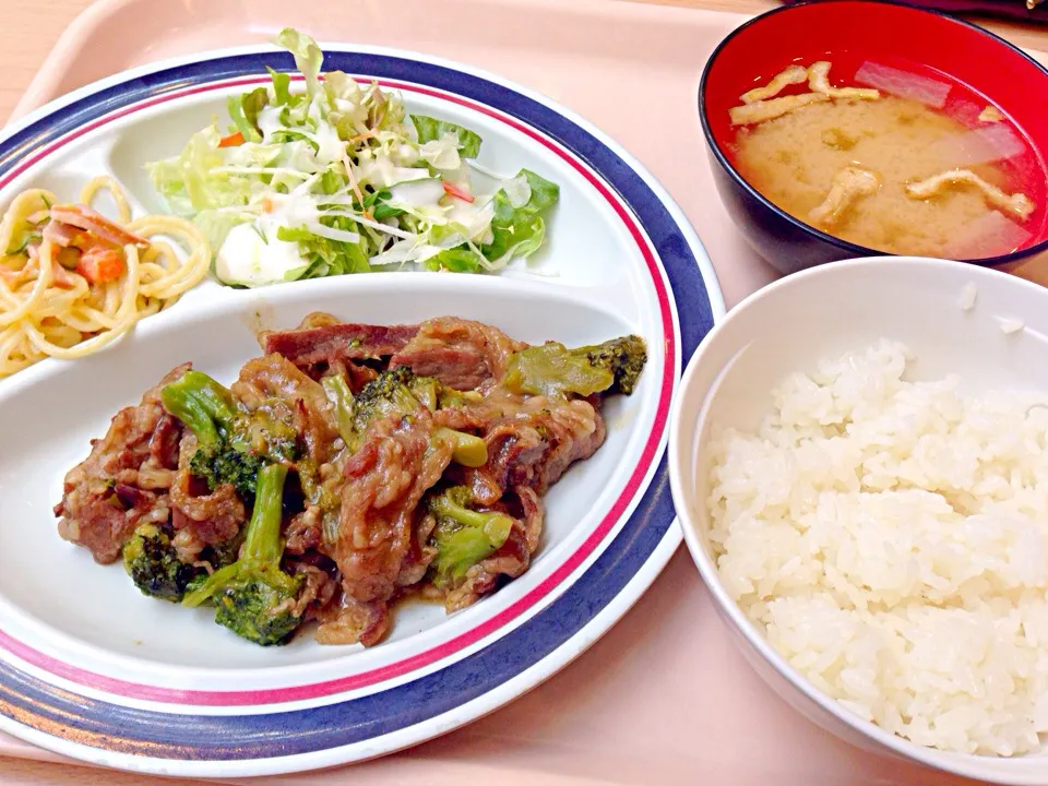 Snapdishの料理写真:県立福祉大学内食堂シーガル 日替定食（ブロッコリーと牛肉の中華炒め）|ponnaoさん