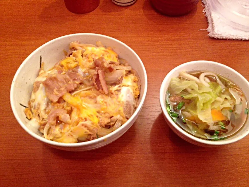 Snapdishの料理写真:ふわふわ玉子豚肉丼＆野菜スープ|みさとさん