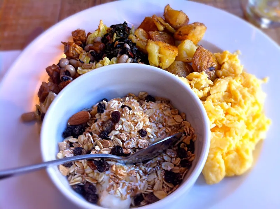 Granola, tempeh with beans, home fries and scrambled eggs|Mistaleさん