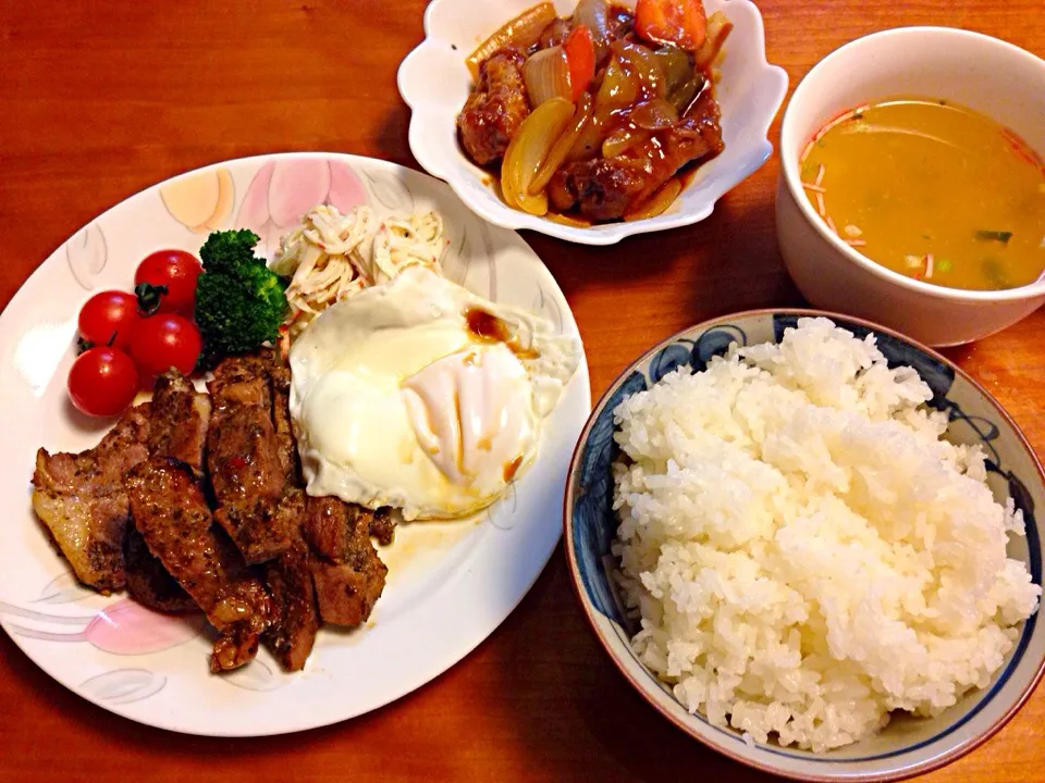 ボンの晩御飯❗️ポークステーキ  カニカマサラダ  目玉焼き添え  ブロッコリー＆プチトマト  かに玉スープ  昼の残りの酢豚❗️|みゆさん