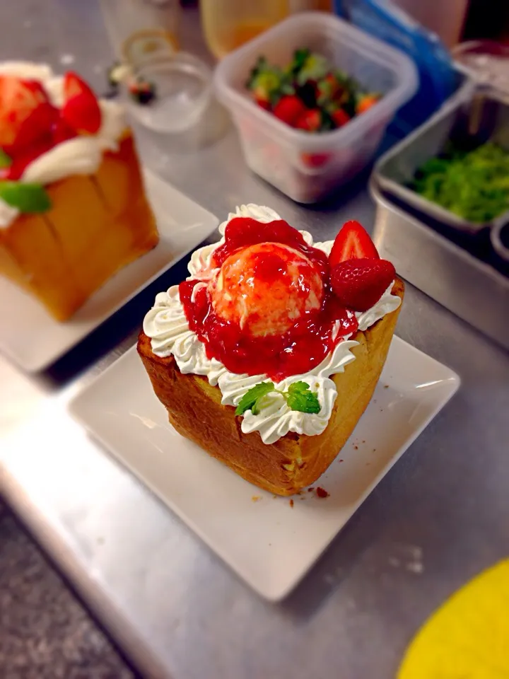 Honey Toast with Strawberry Ice Cream|rubiniaさん