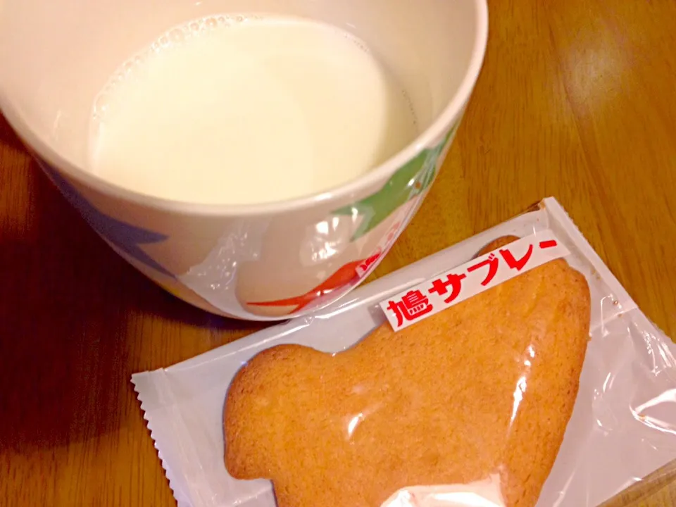 Snapdishの料理写真:ほっとみるくと鳩サブレ〜で夜のおやつ☕️☕️|かずみさん