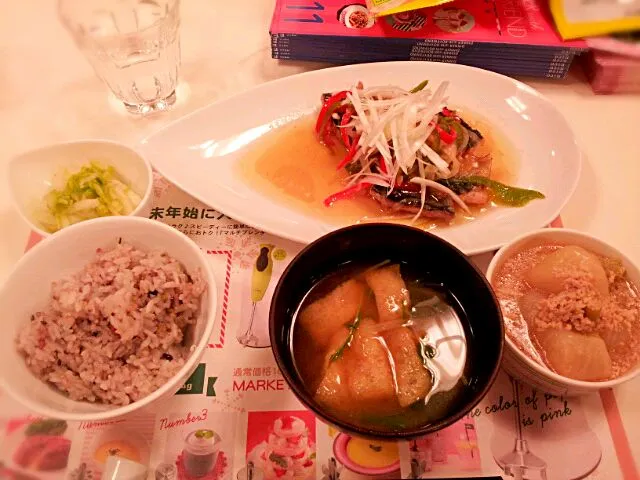 サンマの南蛮漬け、水菜と油揚げのみそ汁、かぶのそぼろ煮、白菜の浅漬けゆず風味、十穀米。|えんちょうさん