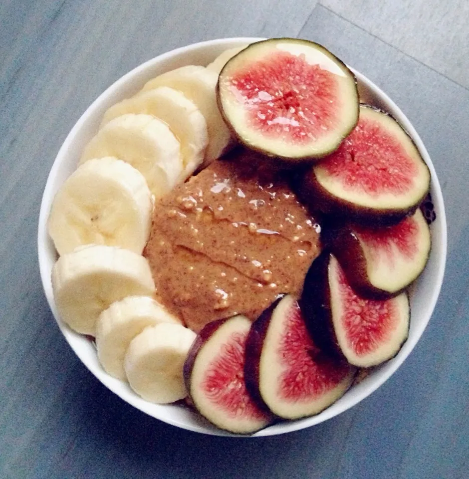 Carrot cake oatmeal topped with banana slices, fresh figs and crunchy peanut butter|Rianneさん