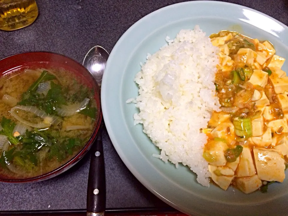 Snapdishの料理写真:#夕飯 玉ねぎ春菊味噌汁、麻婆丼。温まる体が暖まる。|ms903さん