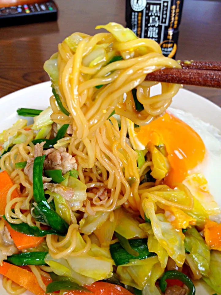 Snapdishの料理写真:焼きラーメンです。醤油味のとろみスープが麺に絡んで♪半熟目玉焼きでまろやかに☆|ゆんゆんゅんさん