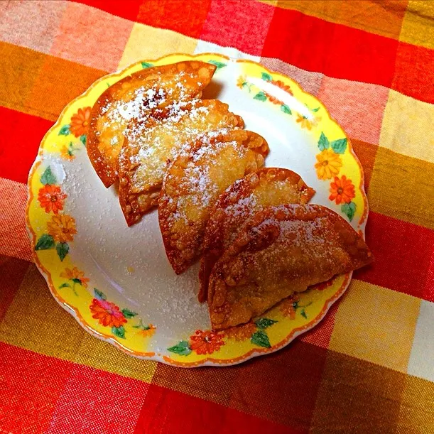 スイートポテトを餃子の皮で包んで揚げました|ピンコさん